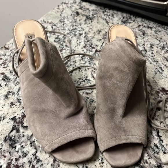 Stylish suede peep-toe booties with laces! - Picture 2 of 4